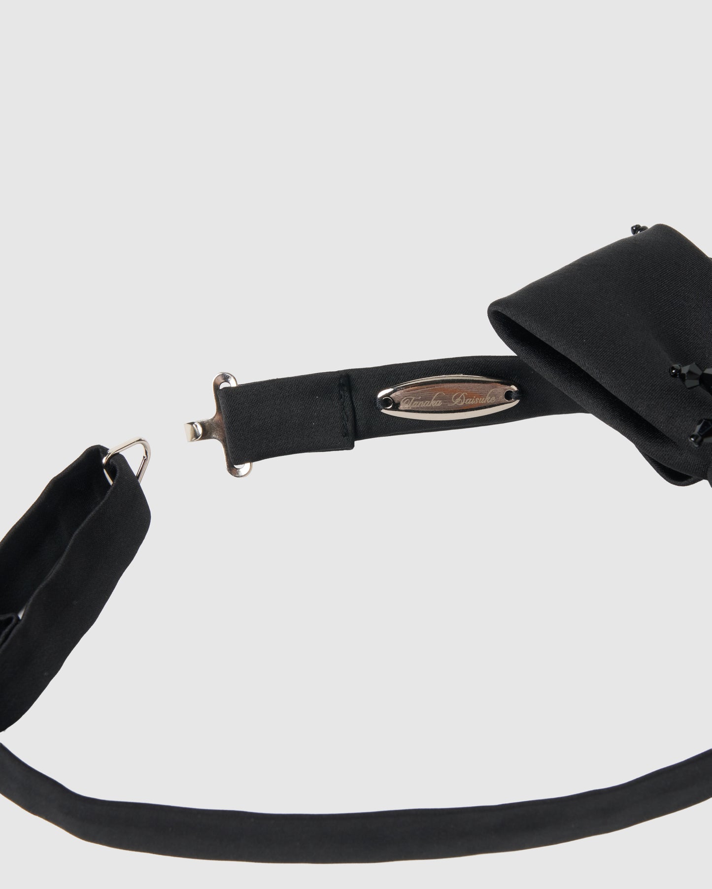 Black beads satin bowtie【Delivery in August 2026】