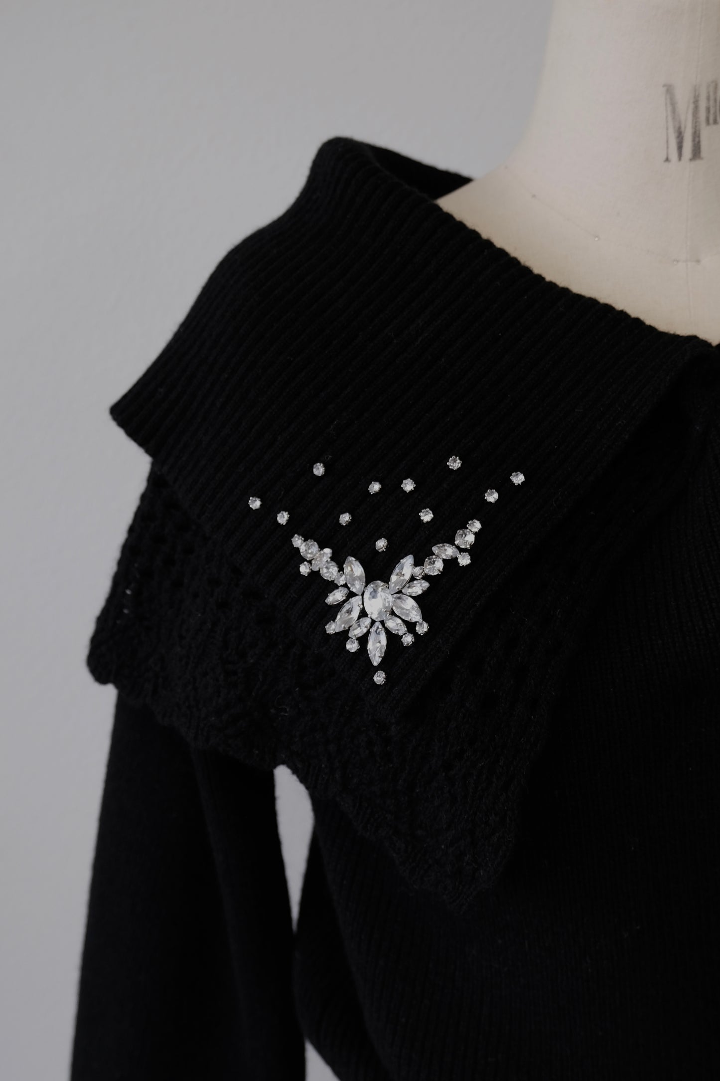 bijou tiara off-shoulder knit Black 【stock】