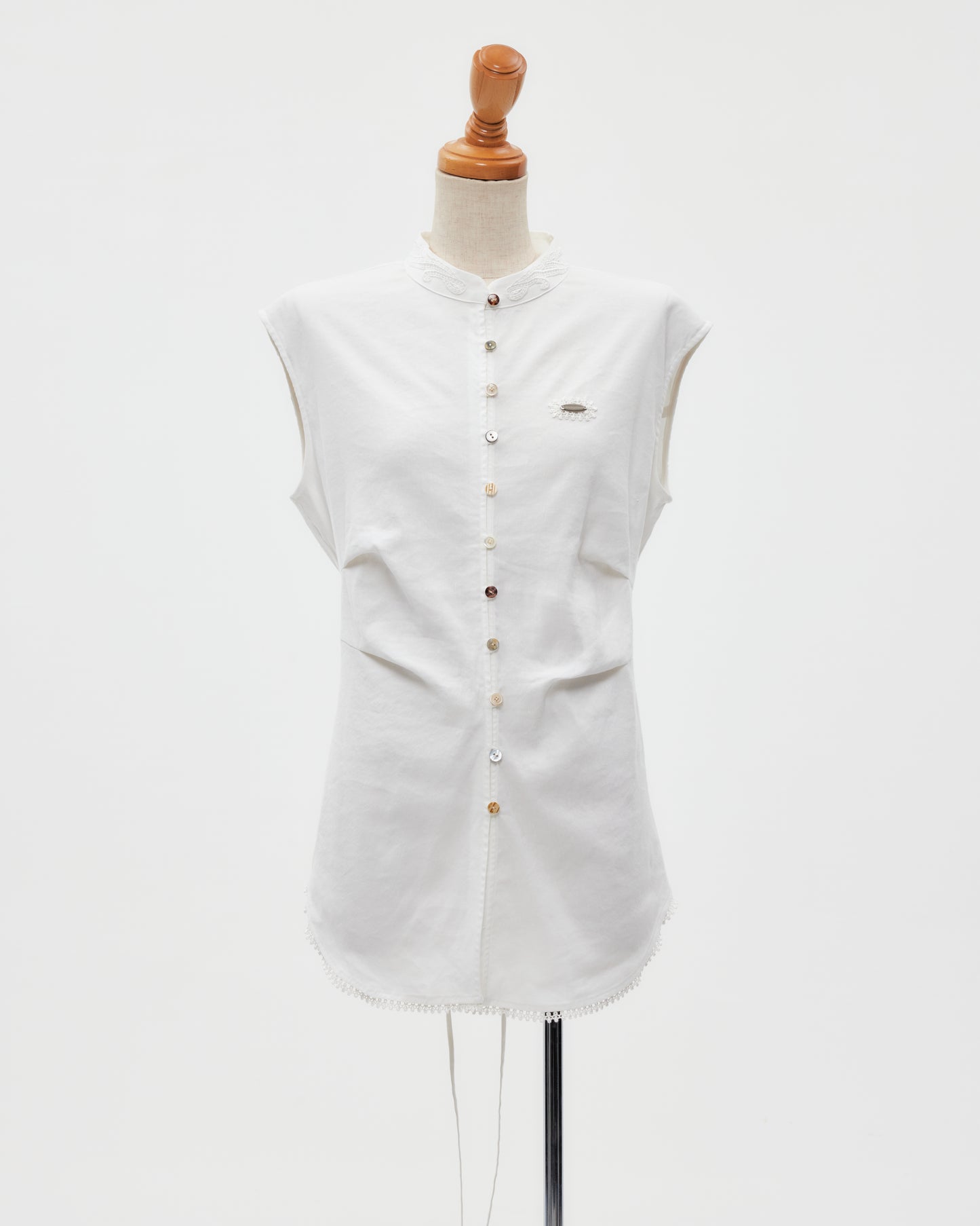 shell button side tack no sleeve blouse Black【Delivery in June 2026】