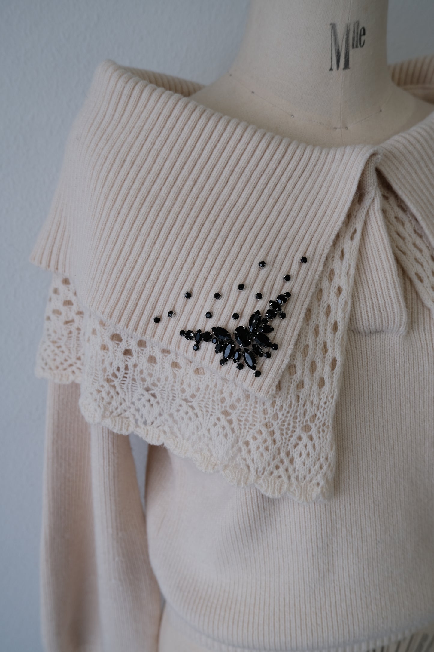 bijou tiara off-shoulder knit Ivory【Delivery in September 2025】