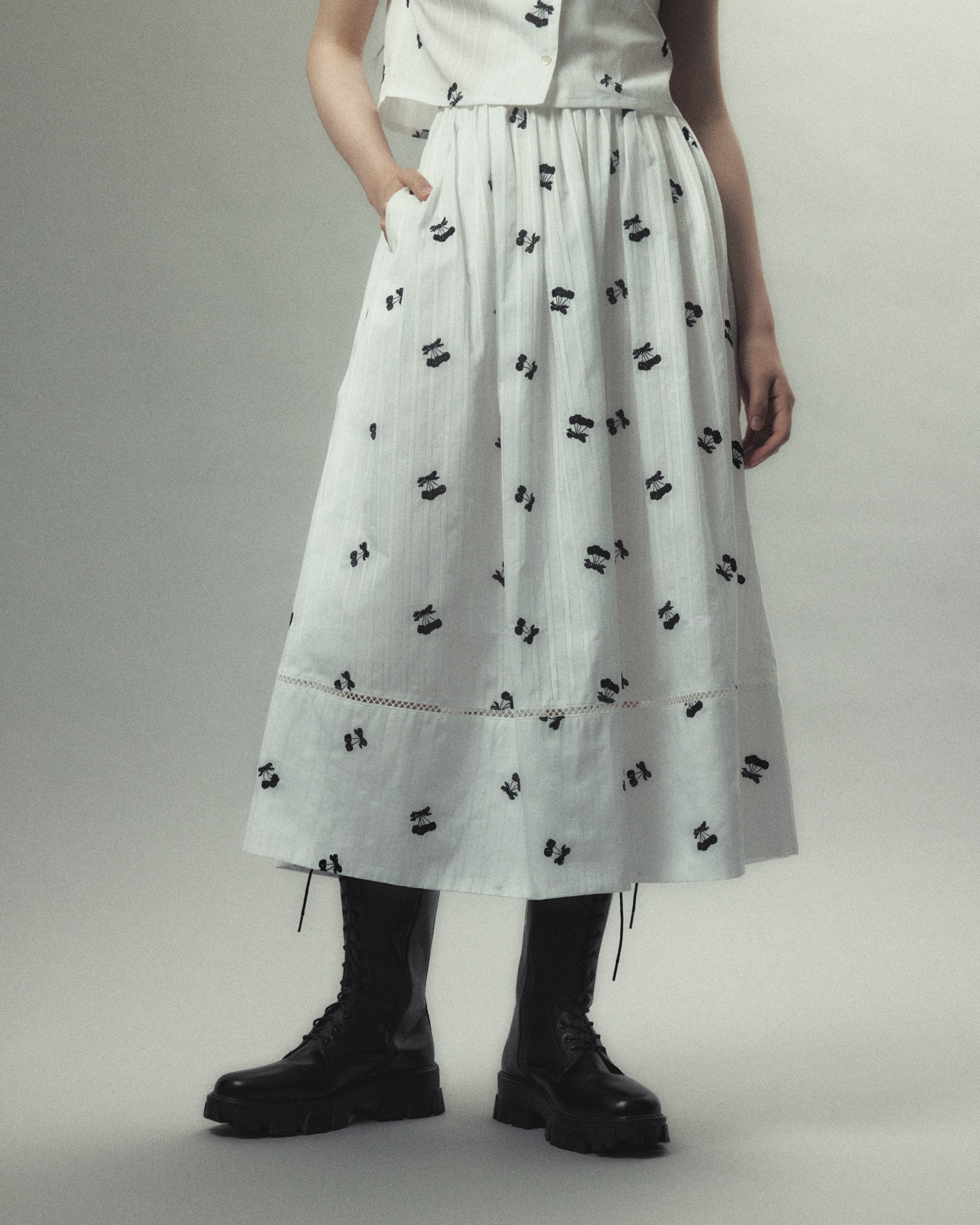 tanakadaisuke(タナカダイスケ)|cherry embroidery long skirt White