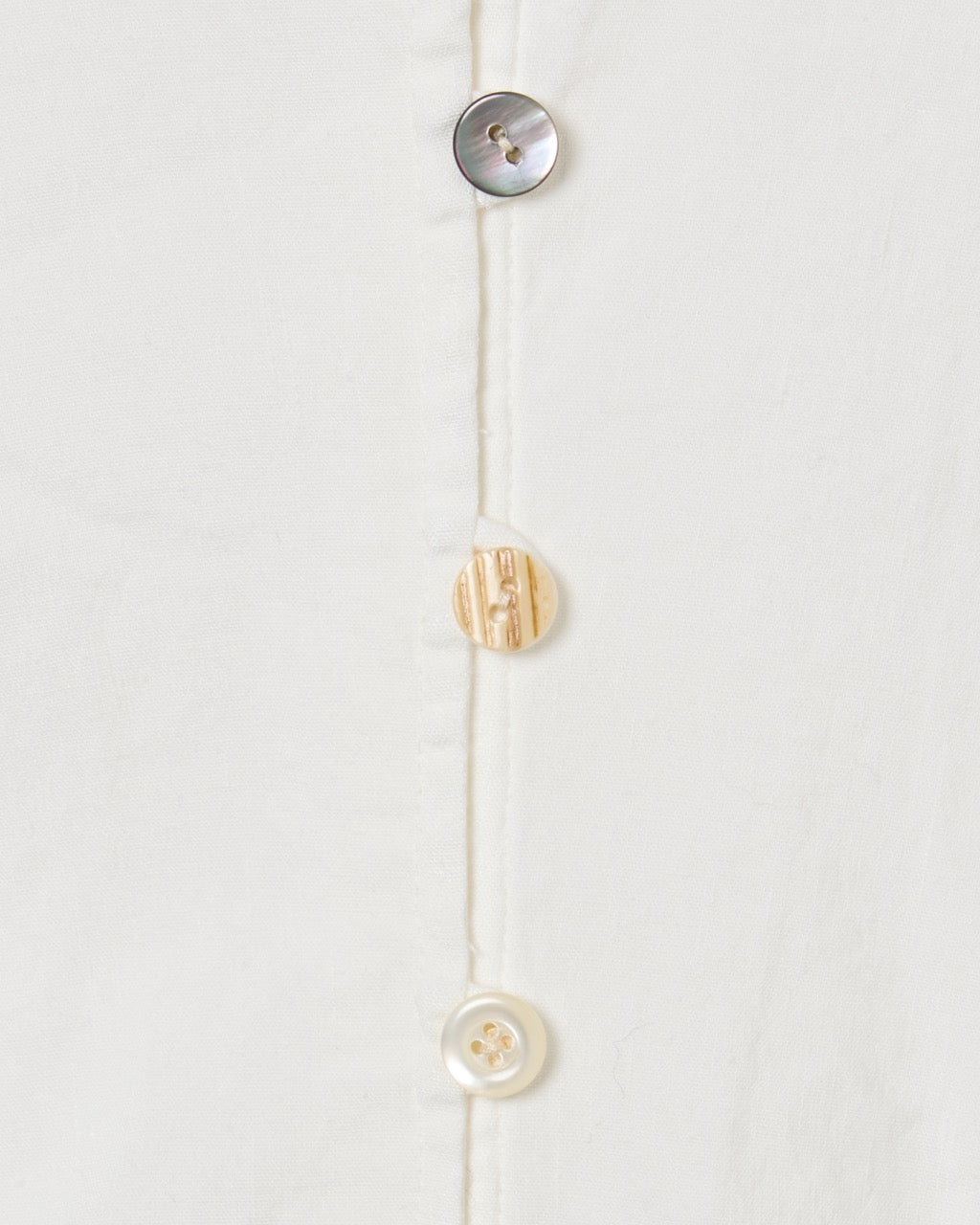 shell button side tack no sleeve blouse White【Delivery in June 2026】