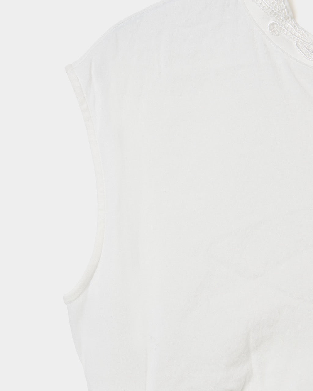shell button side tack no sleeve blouse White【Delivery in June 2026】
