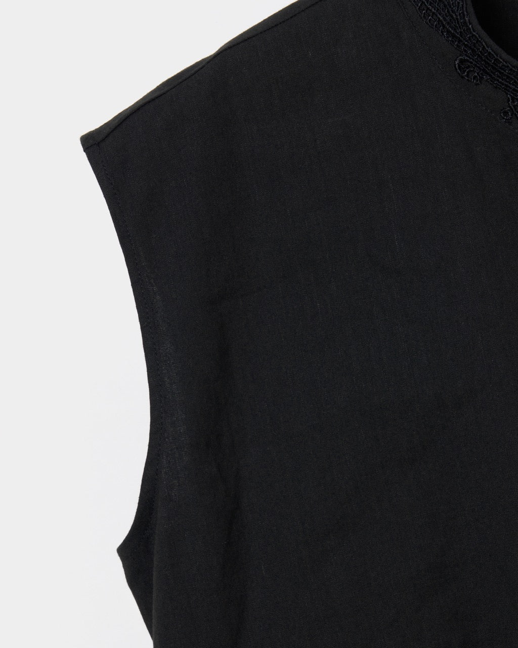 shell button side tack no sleeve blouse Black【Delivery in June 2026】