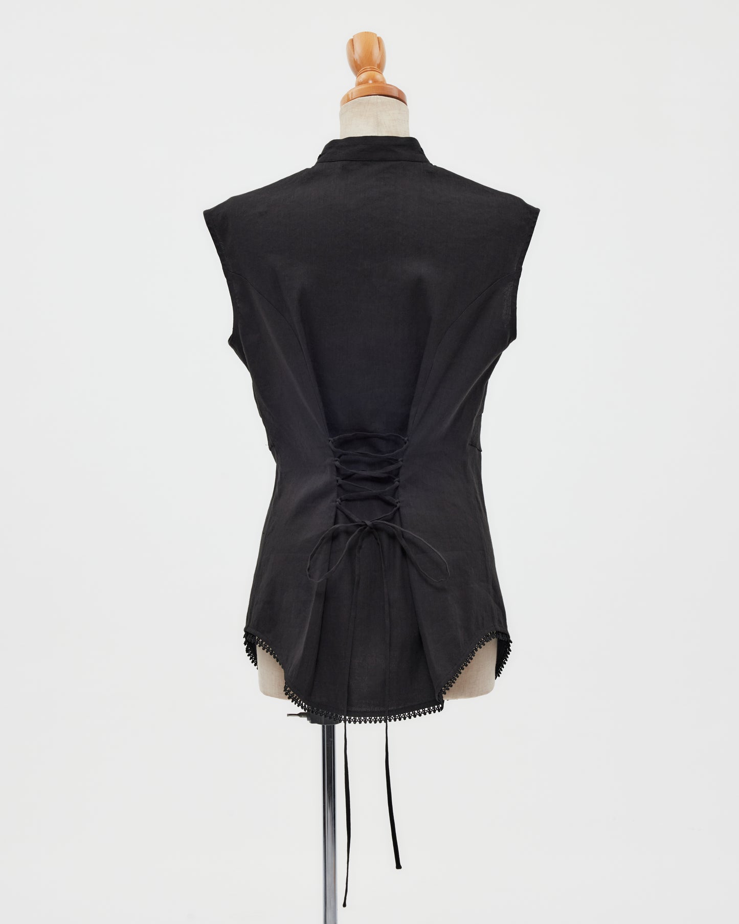 shell button side tack no sleeve blouse Black【Delivery in June 2026】