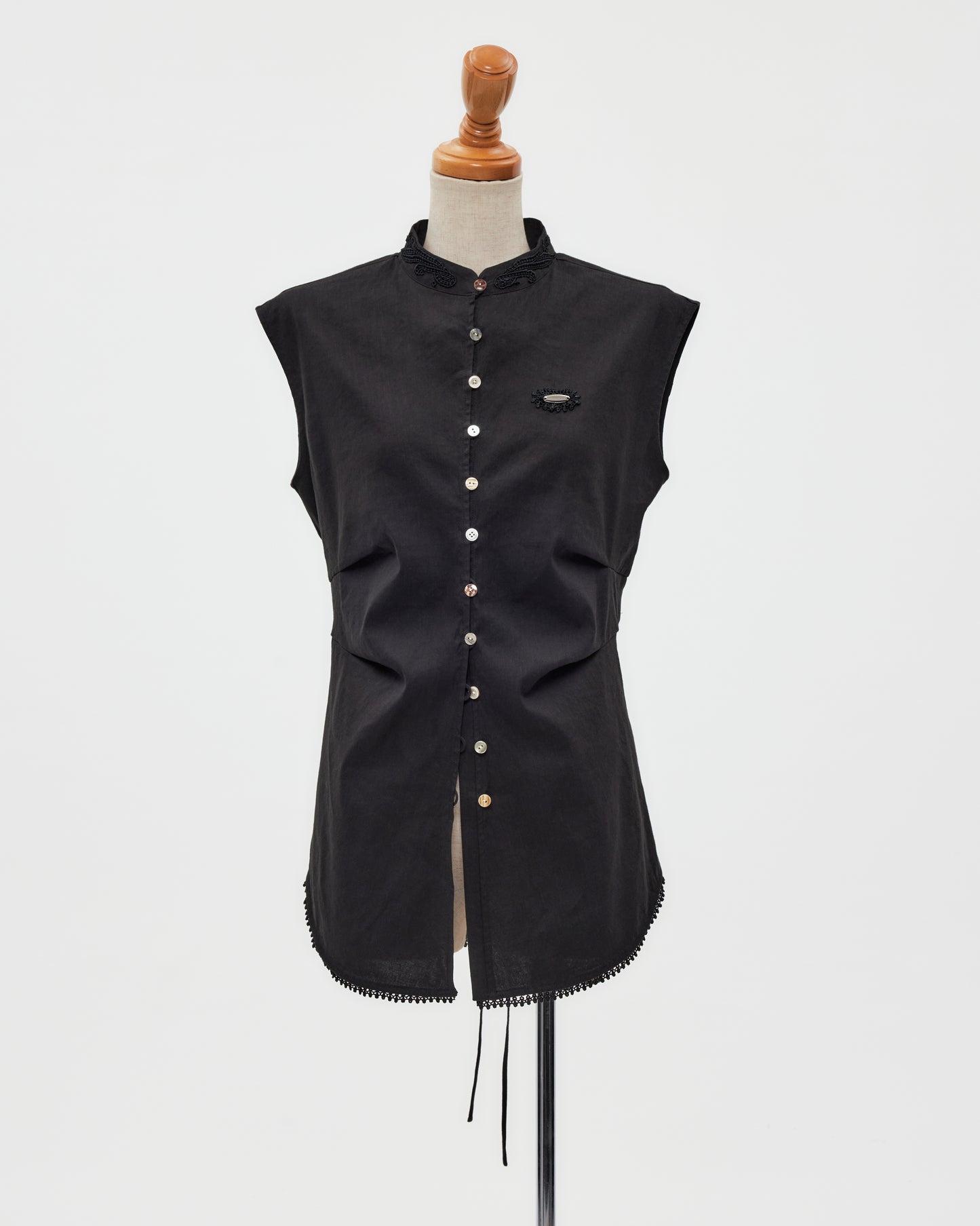 shell button side tack no sleeve blouse Black【Delivery in June 2026】