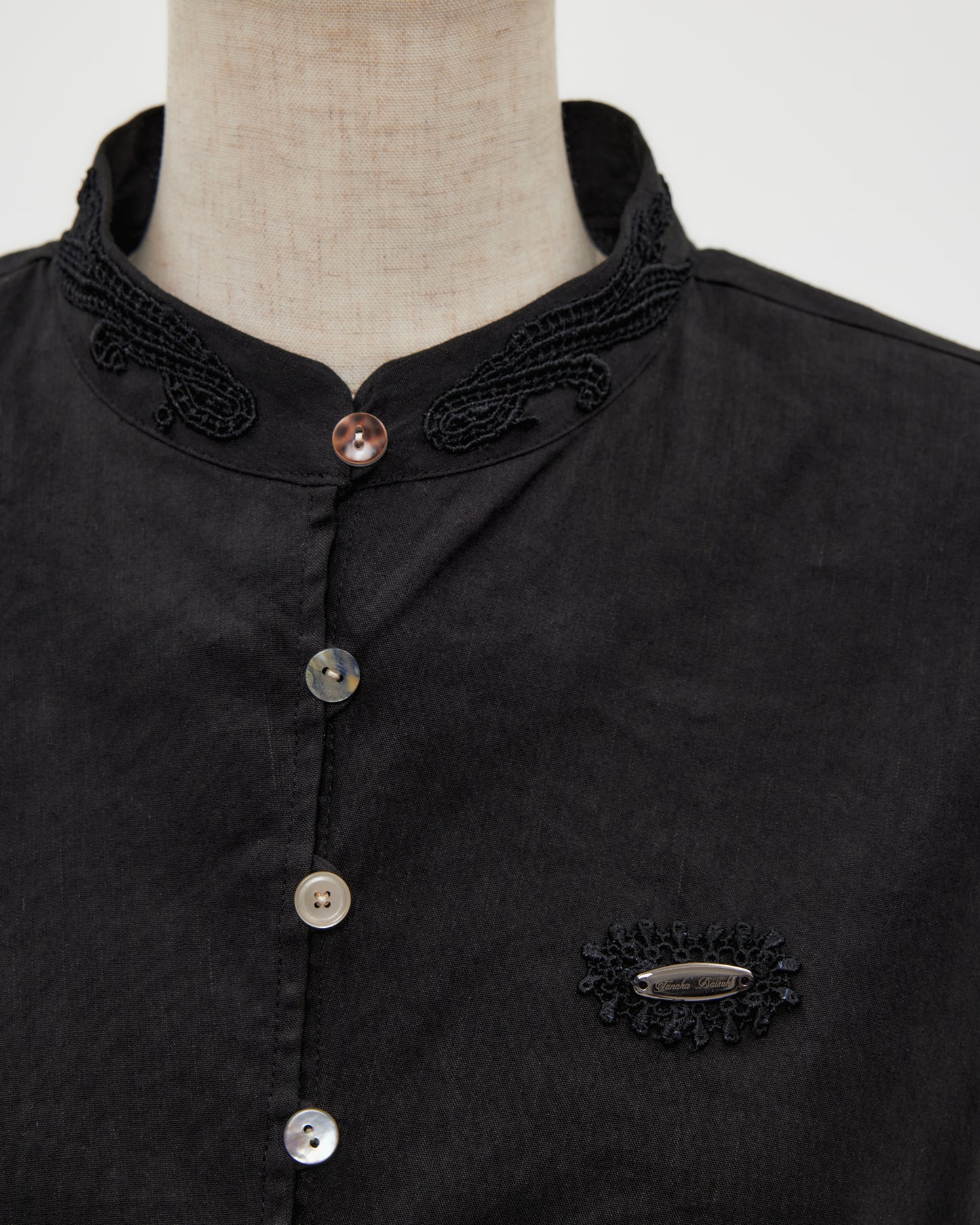shell button side tack no sleeve blouse Black【Delivery in June 2026】