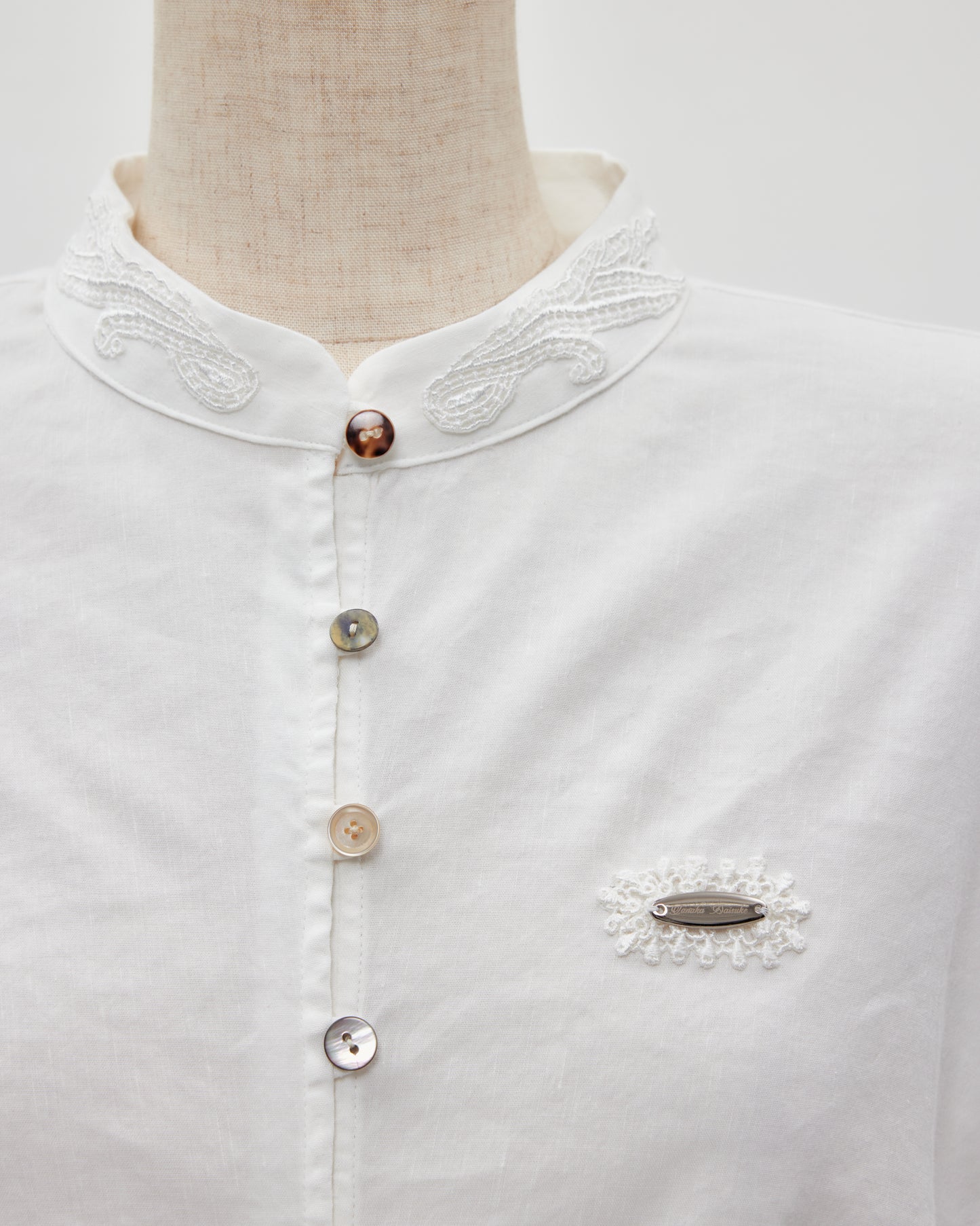 shell button side tack no sleeve blouse White【Delivery in June 2026】