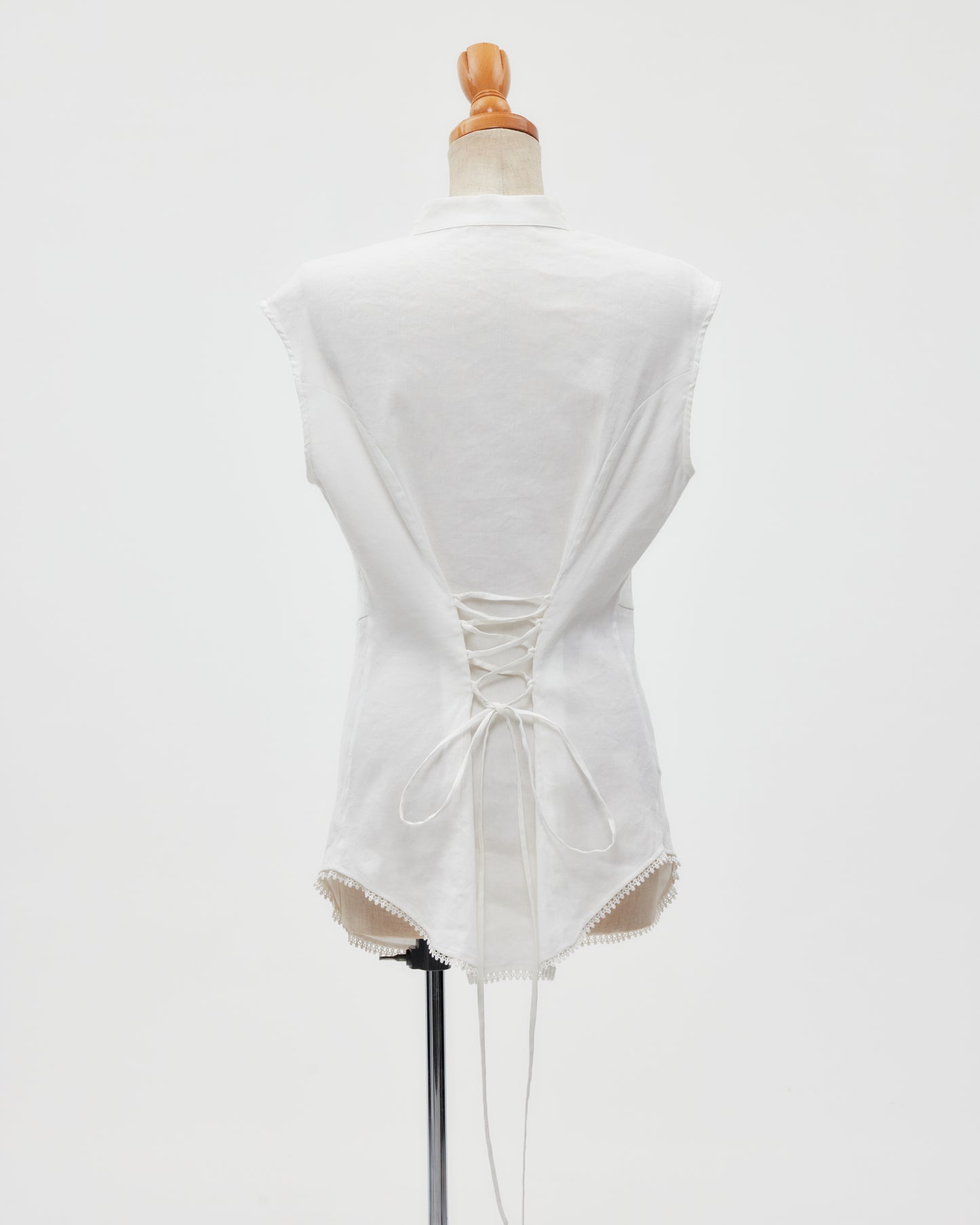 shell button side tack no sleeve blouse White【Delivery in June 2026】