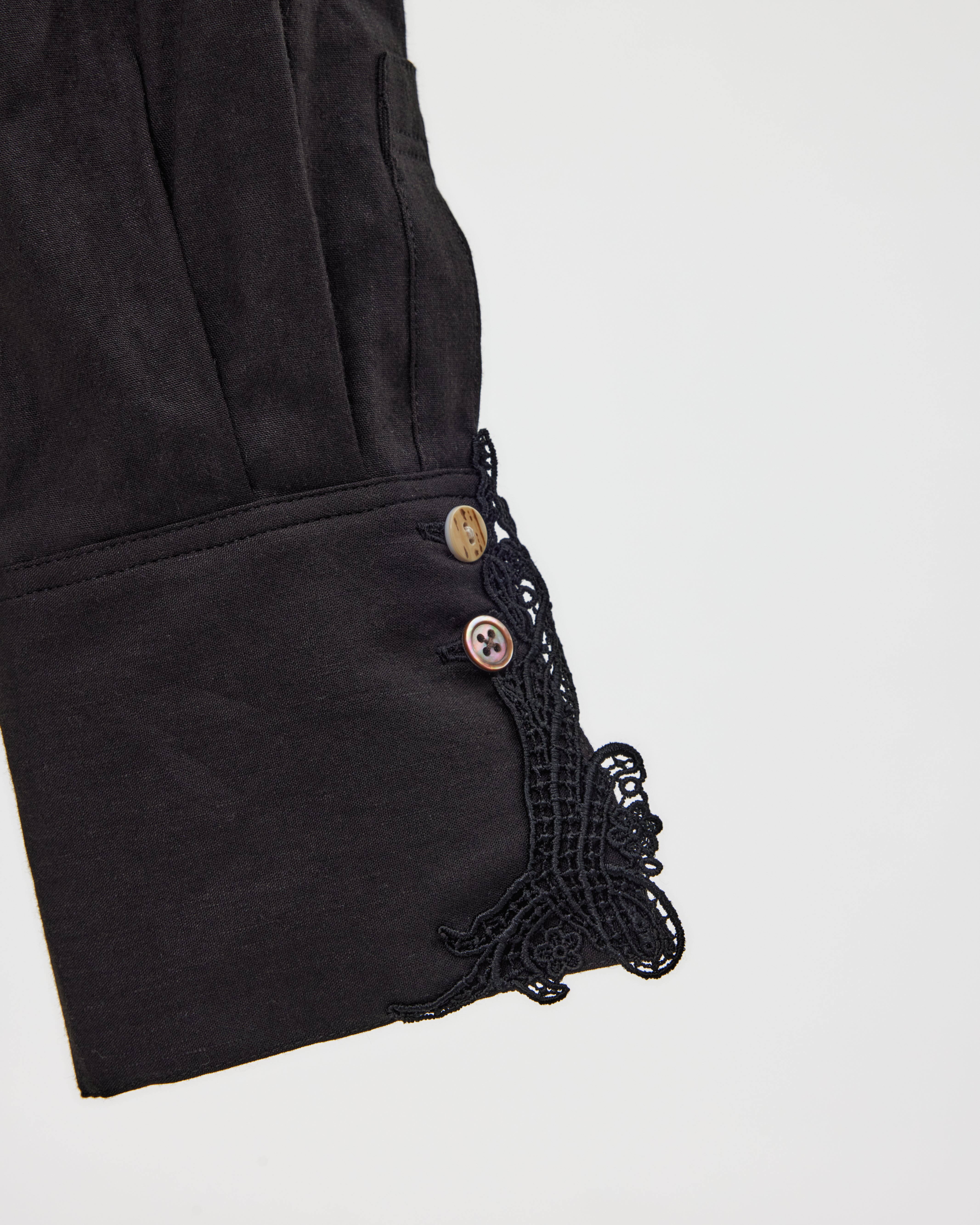 shell button cropped blouse Black【Delivery in June 2026