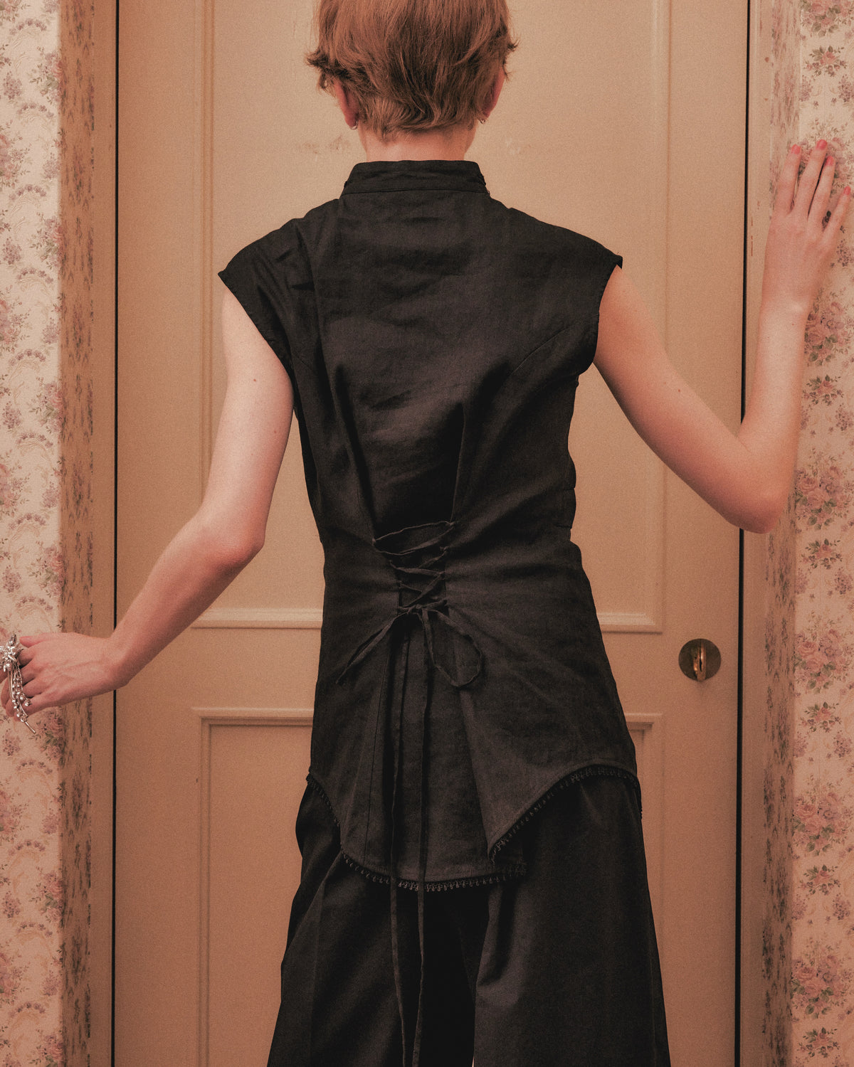 shell button side tack no sleeve blouse Black【stock】