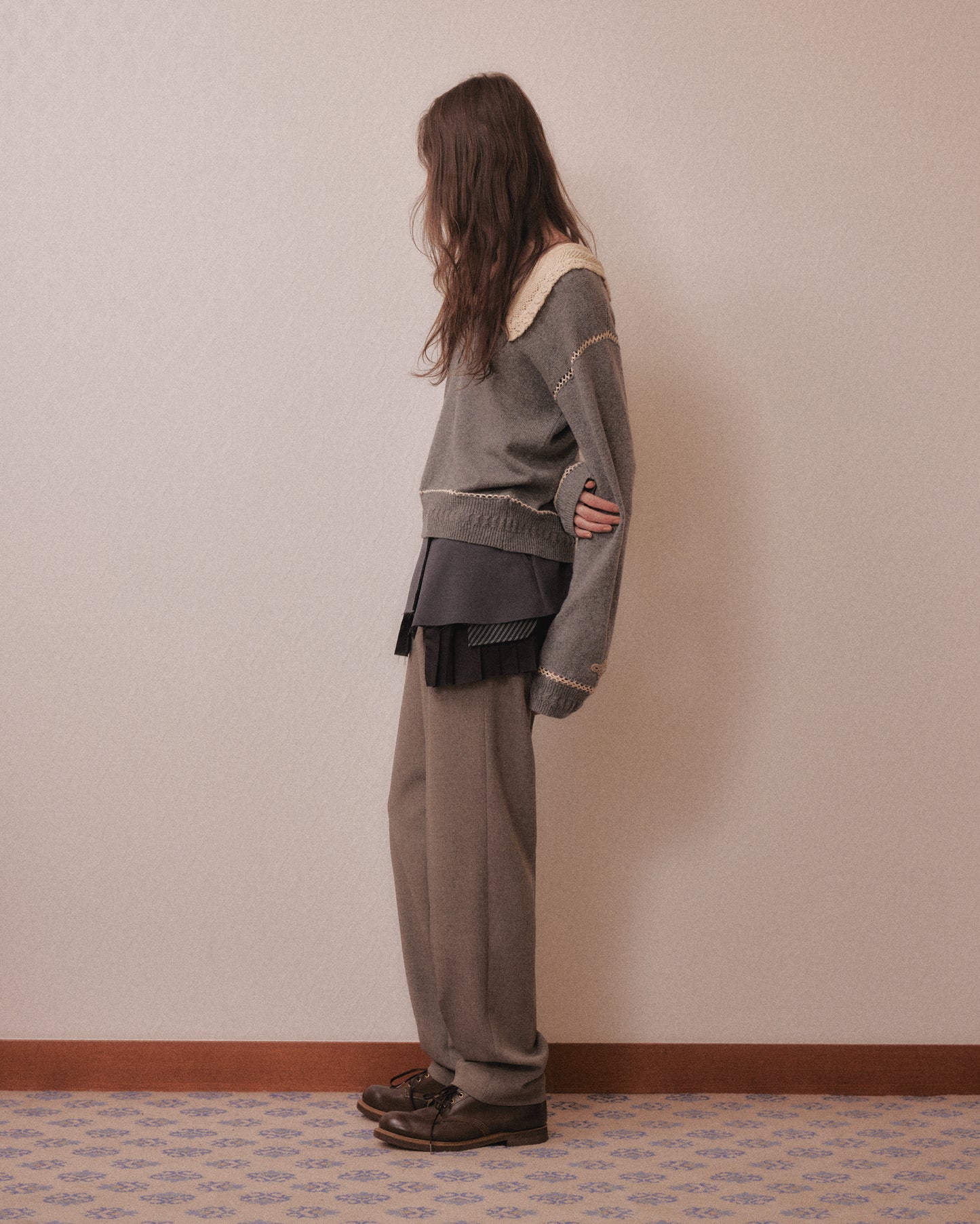 Leather patch one-tuck trousers Greige【Delivery in January 2027】
