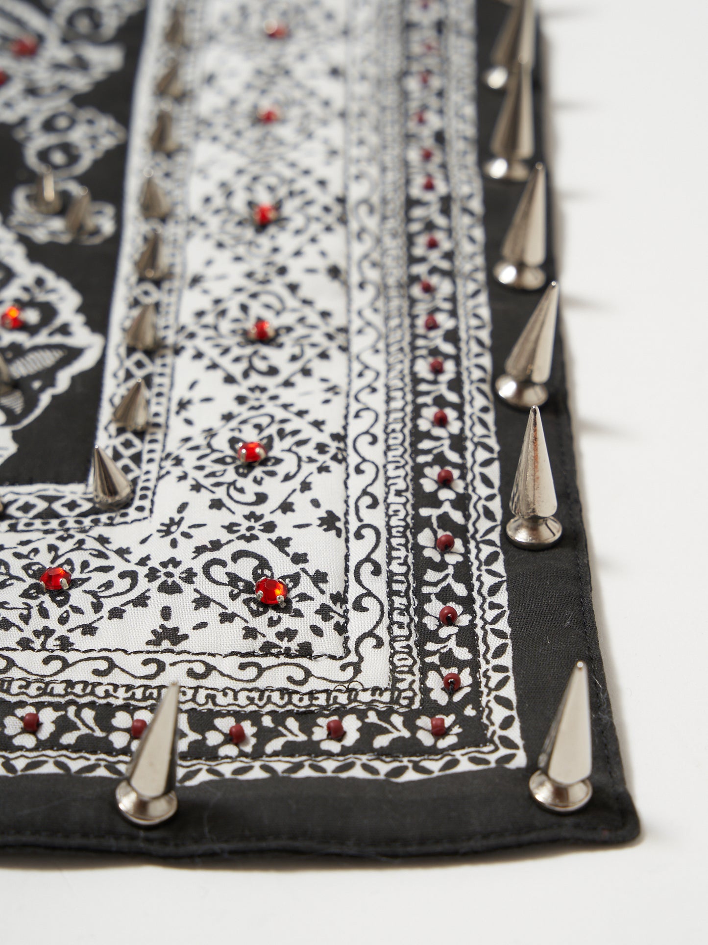 black bandana studs rug【Delivery in March 2023】