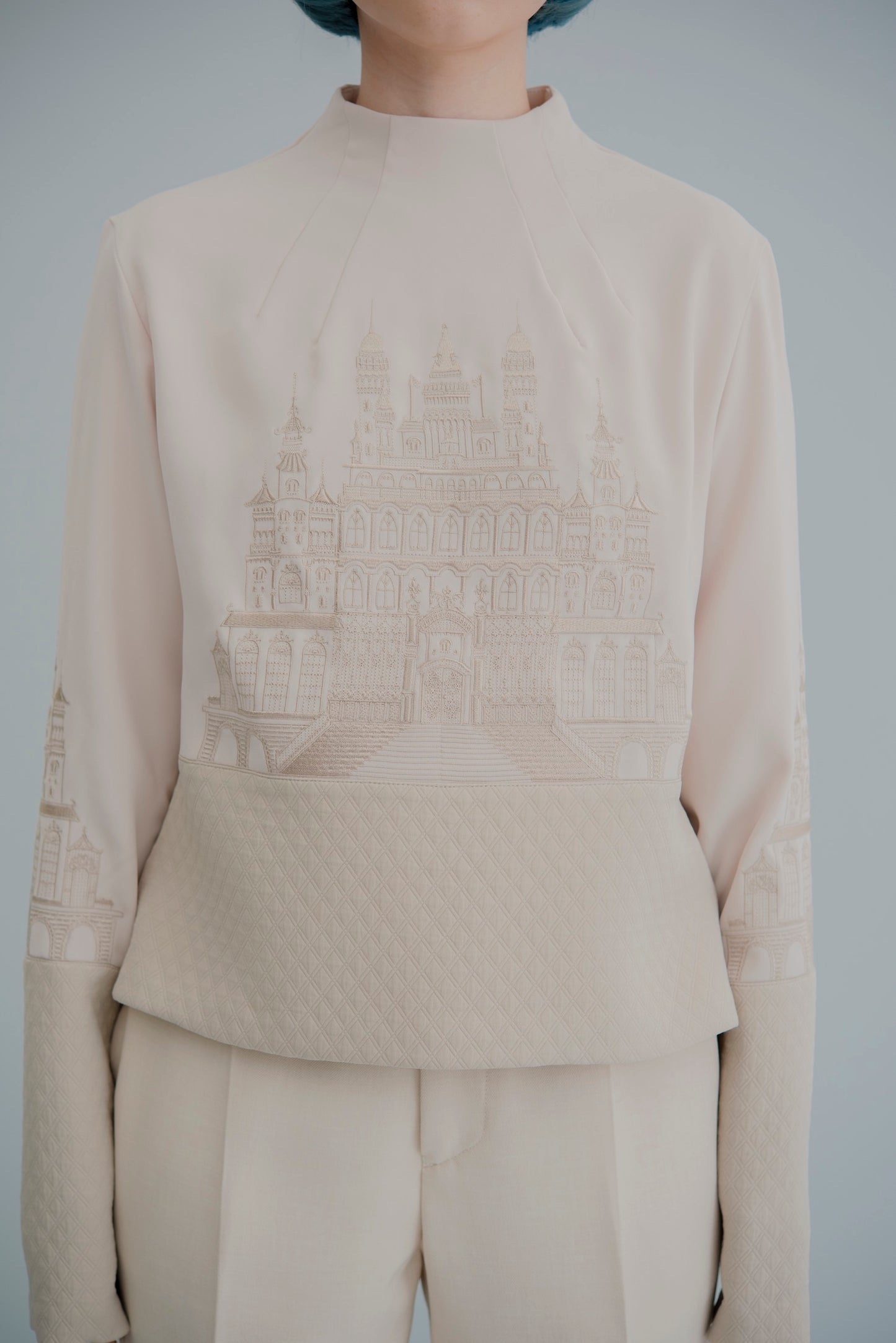 castle embroidery pullover