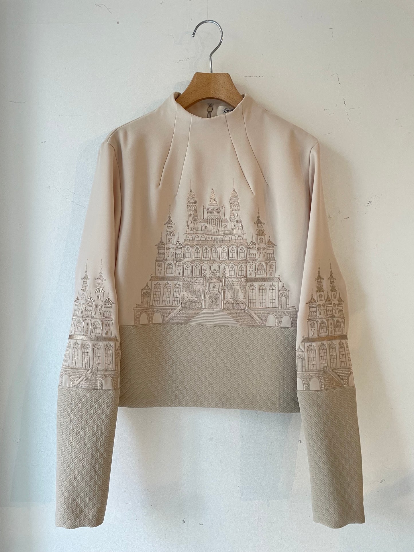 castle embroidery pullover